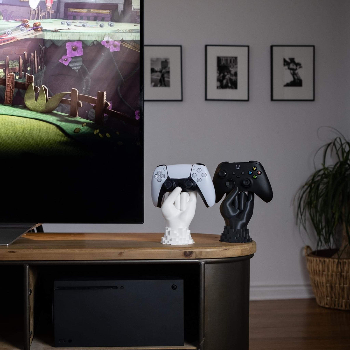 Hand Controller Stand – Stylish Display Holder for Gaming Controllers and Desk Organisation - ThreadaliciousUK