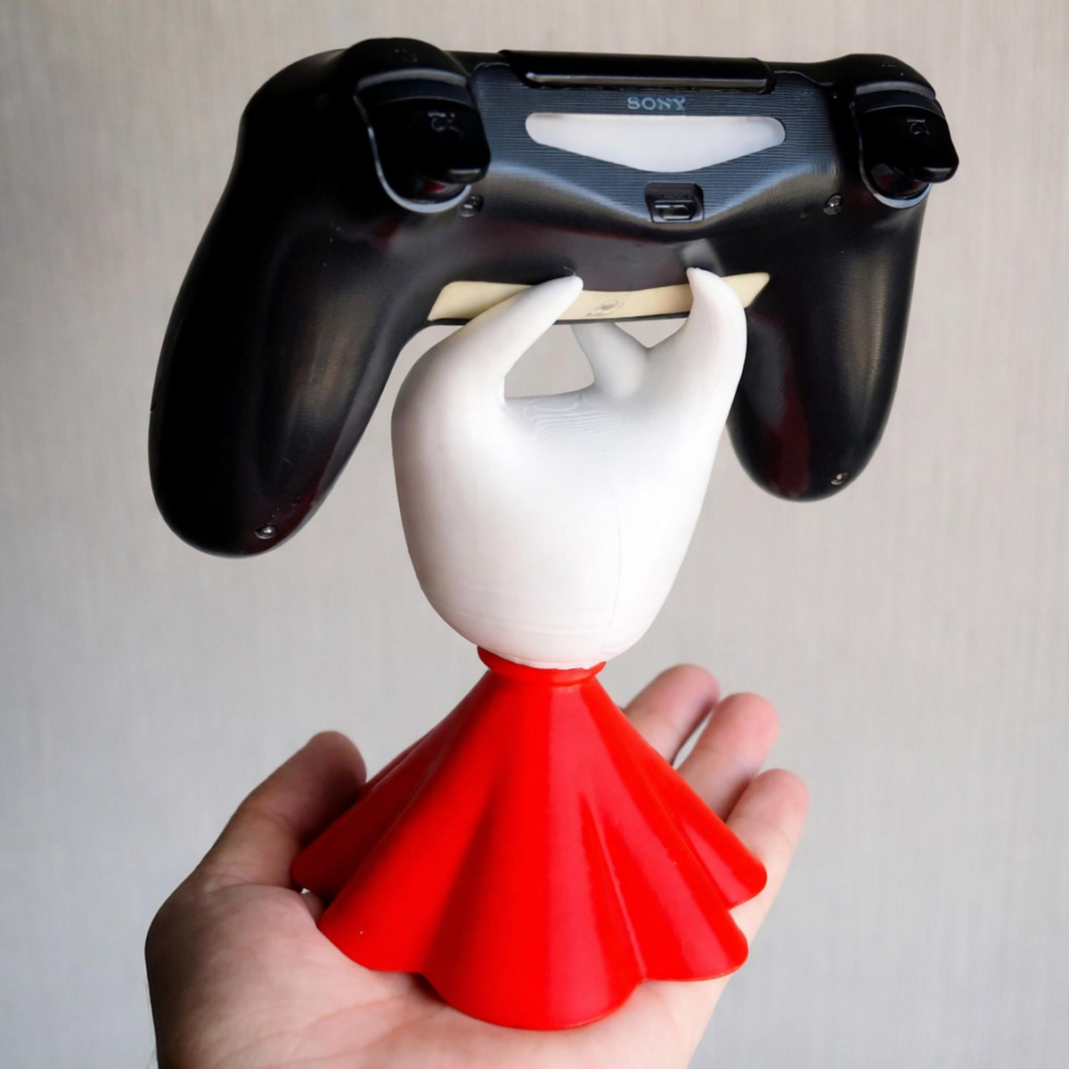 Horned Character Controller Stand • Game Controller Holder • Desk Display Stand for Gaming Controllers - MoreMiniaturesStudio