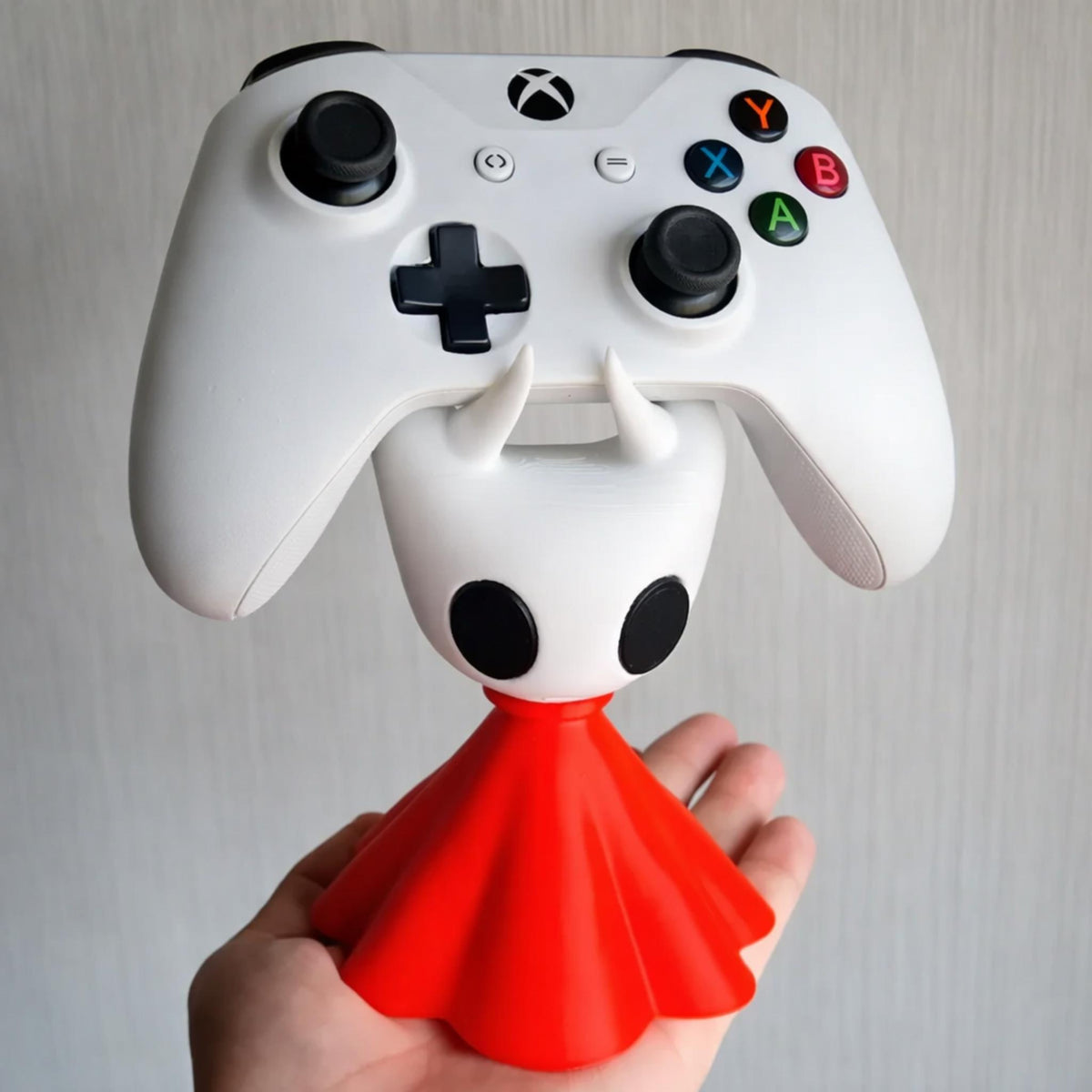 Horned Character Controller Stand • Game Controller Holder • Desk Display Stand for Gaming Controllers - MoreMiniaturesStudio