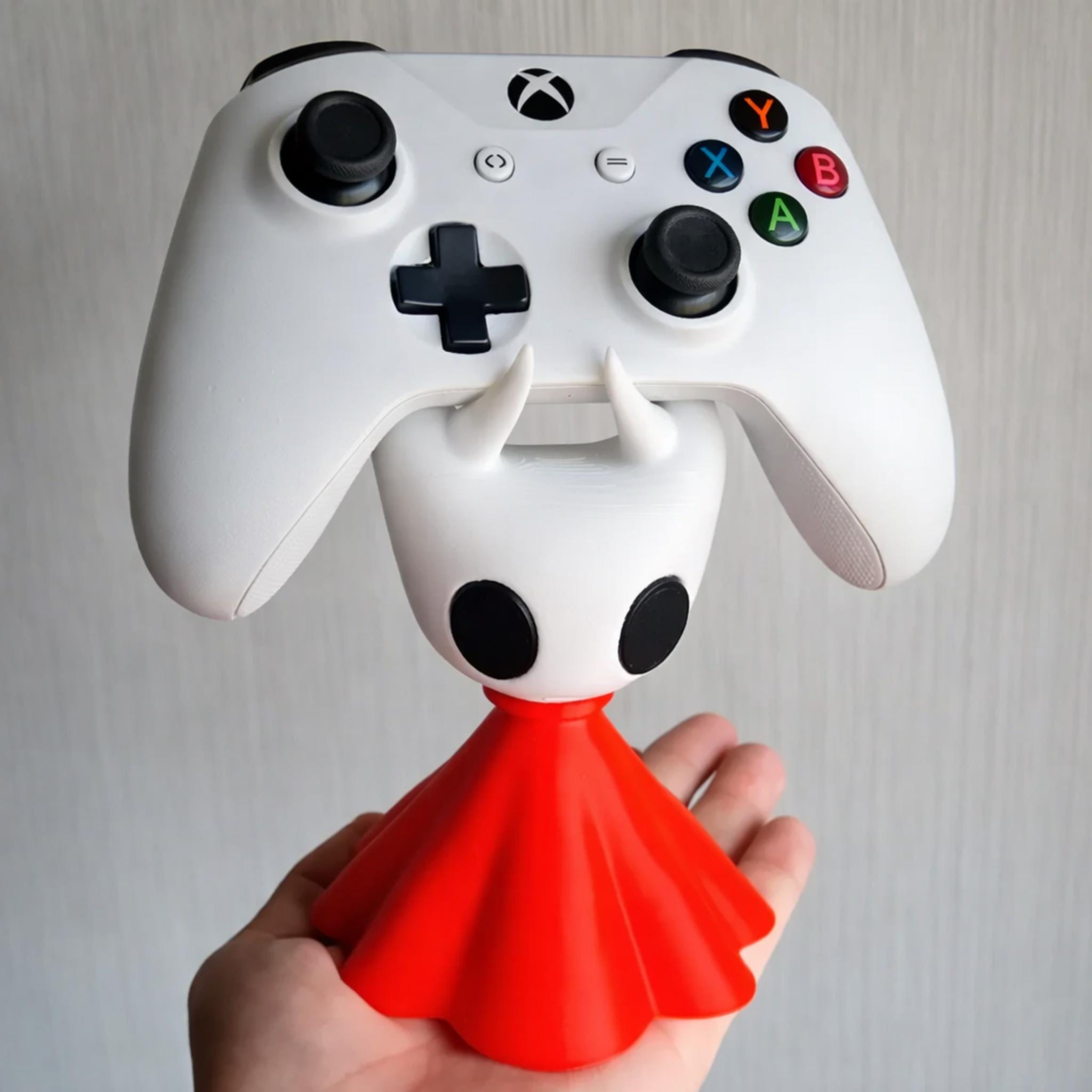 Horned Character Controller Stand • Game Controller Holder • Desk Display Stand for Gaming Controllers - MoreMiniaturesStudio