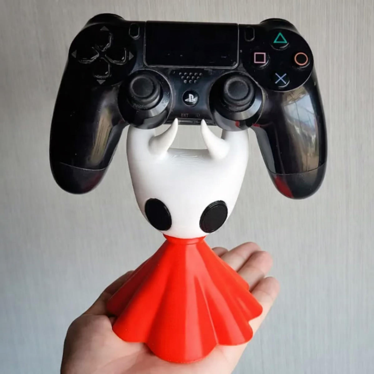 Horned Character Controller Stand • Game Controller Holder • Desk Display Stand for Gaming Controllers - MoreMiniaturesStudio