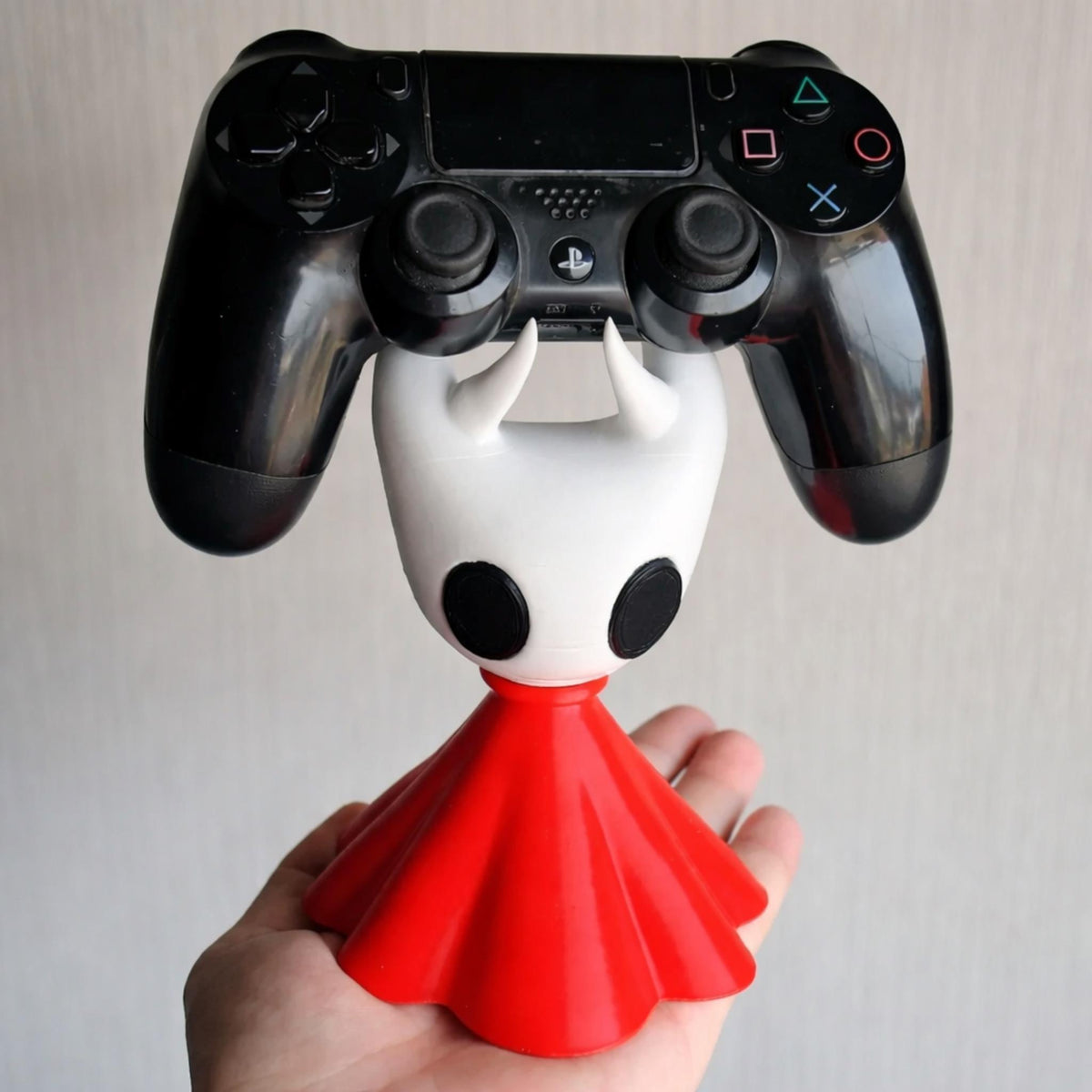 Horned Character Controller Stand • Game Controller Holder • Desk Display Stand for Gaming Controllers - MoreMiniaturesStudio