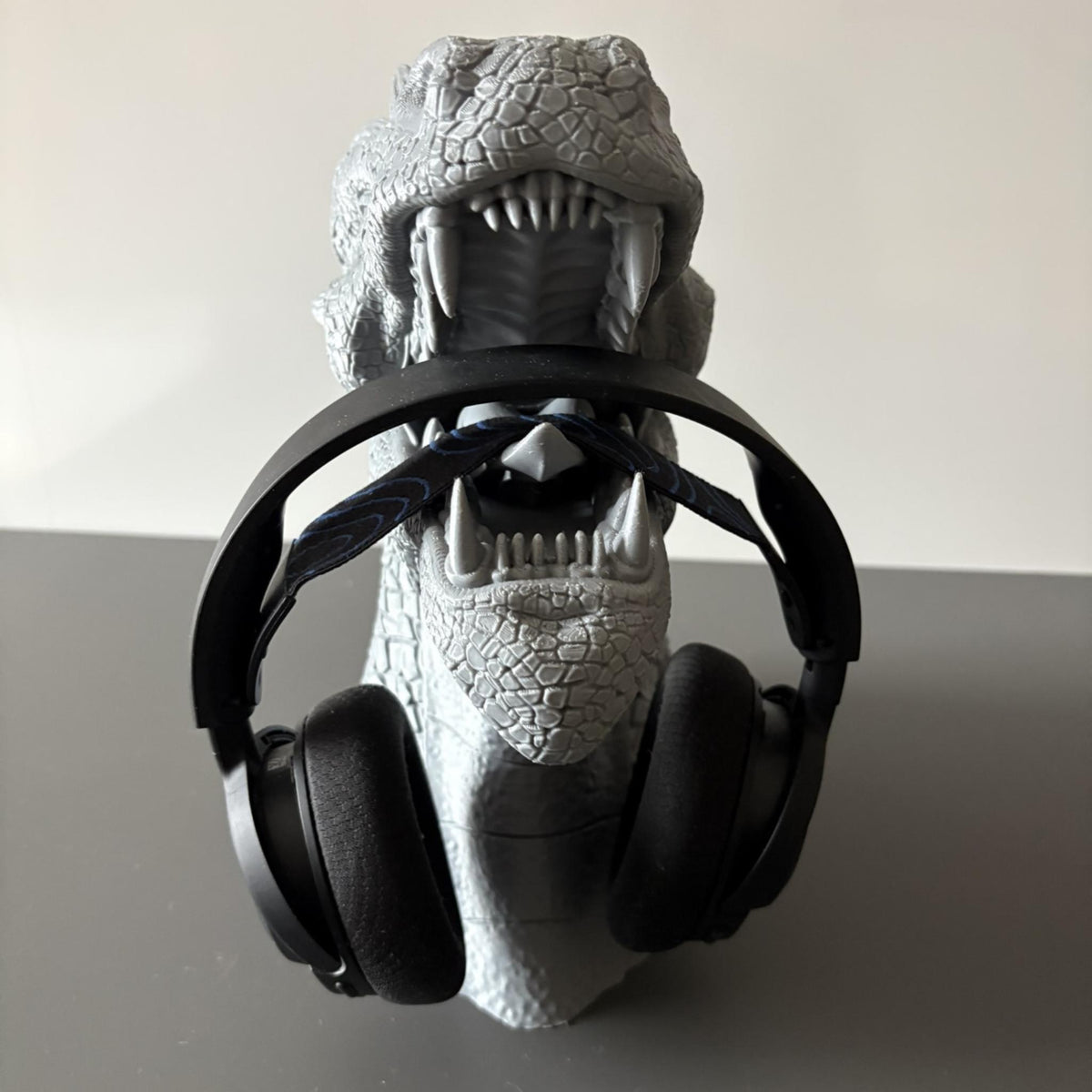 Dragon Head Headphone Stand | Fantasy Desk Decor | Gaming Headset Holder | RPG Display Stand | Gothic Desktop Accessory Gift - MoreMiniaturesStudio