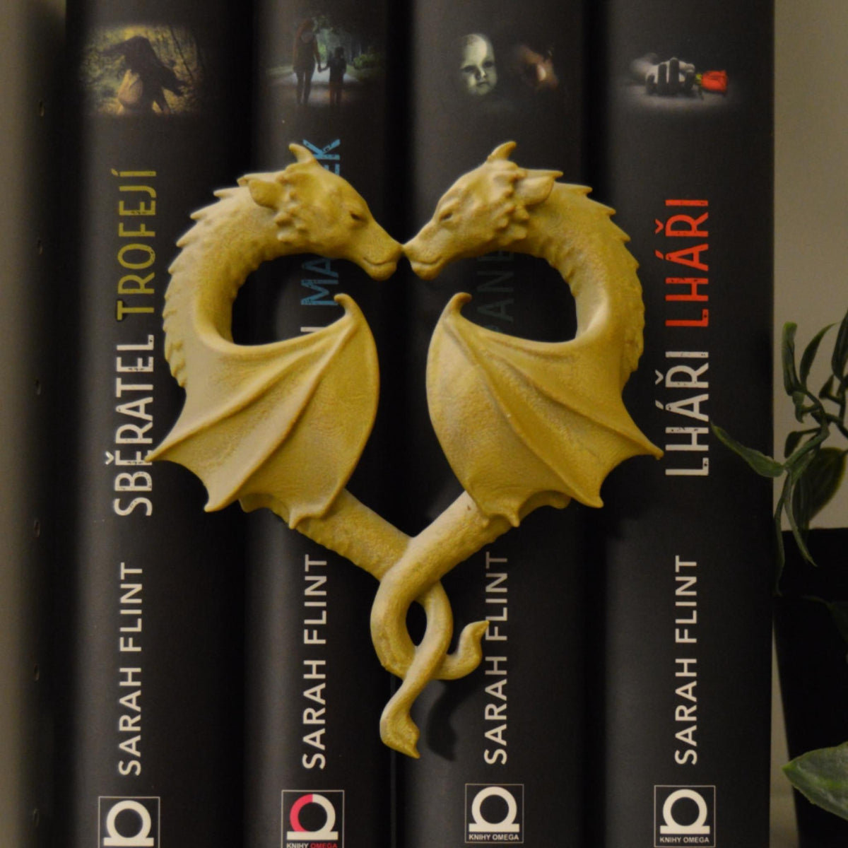 Dragon Heart Bookshelf Decor | Fantasy Dragon Couple Figurine | Book Nook Shelf Ornament | Romantic Gothic Shelf Decor Gift - MoreMiniaturesStudio