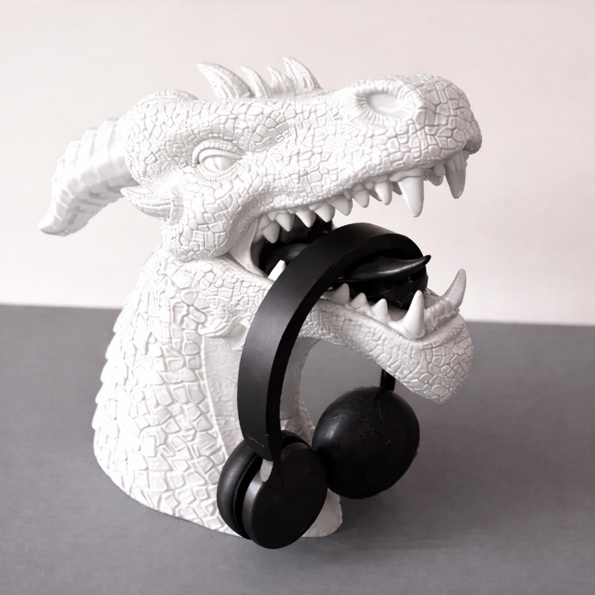 Dragon Head Headphone Stand | Fantasy Desk Decor | Gaming Headset Holder | RPG Display Stand | Gothic Desktop Accessory Gift - MoreMiniaturesStudio
