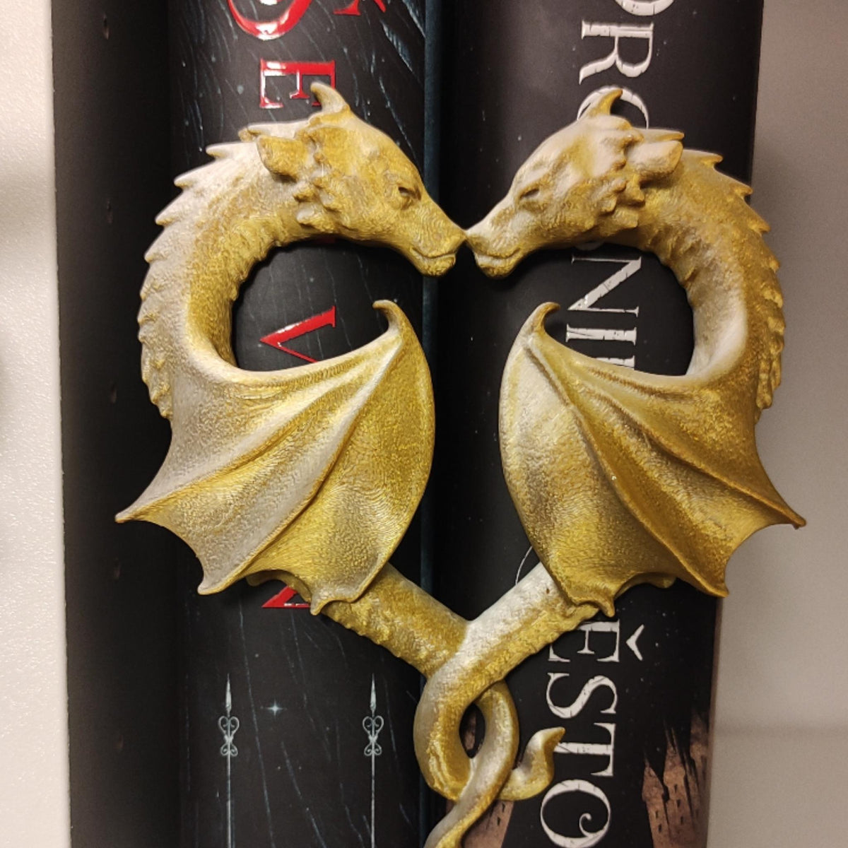 Dragon Heart Bookshelf Decor | Fantasy Dragon Couple Figurine | Book Nook Shelf Ornament | Romantic Gothic Shelf Decor Gift - MoreMiniaturesStudio
