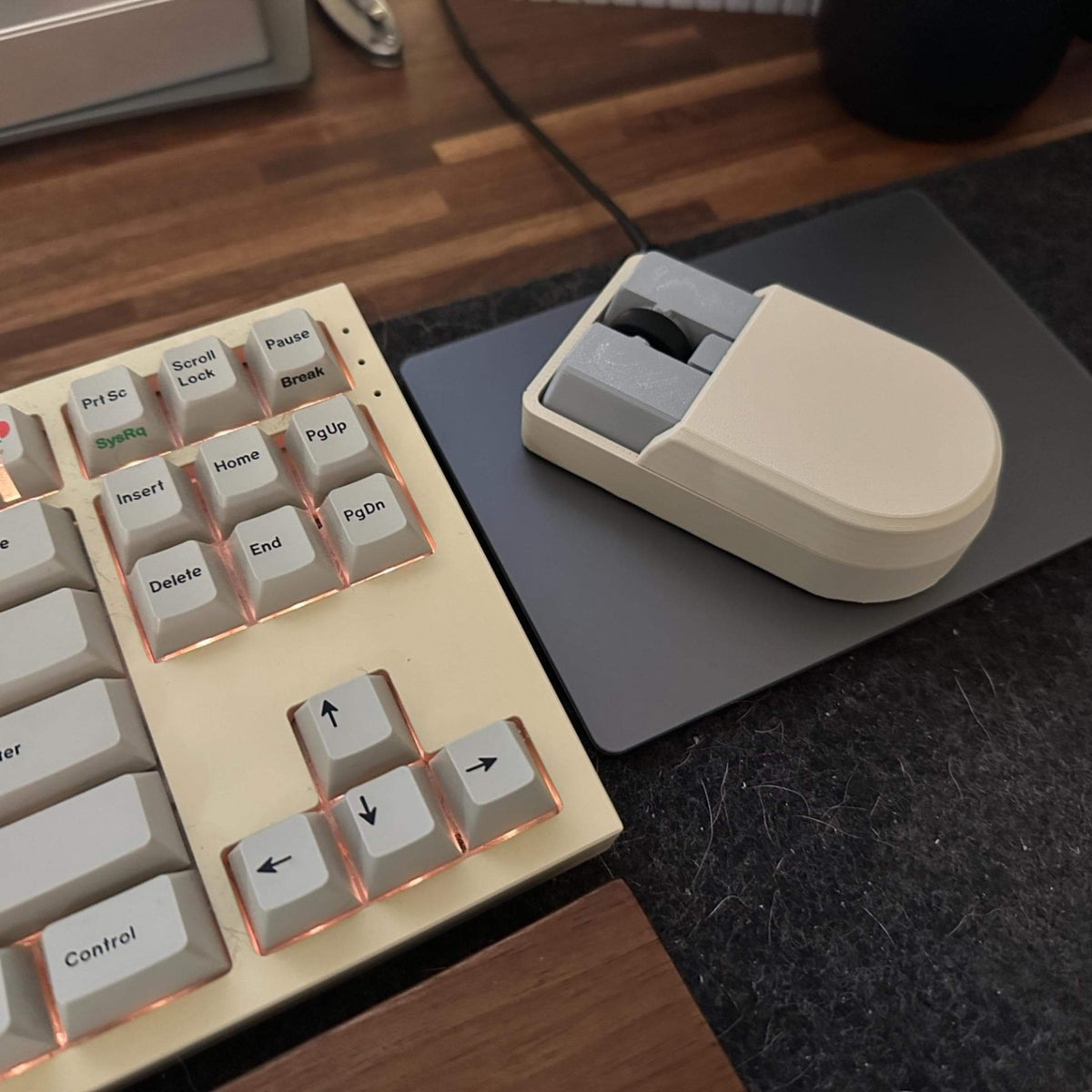 Retro Style Wireless Mouse | Vintage Computer Inspired Desktop Mouse | Minimalist Office Setup Accessory | Cute Aesthetic Tech Gift - StickShopUK