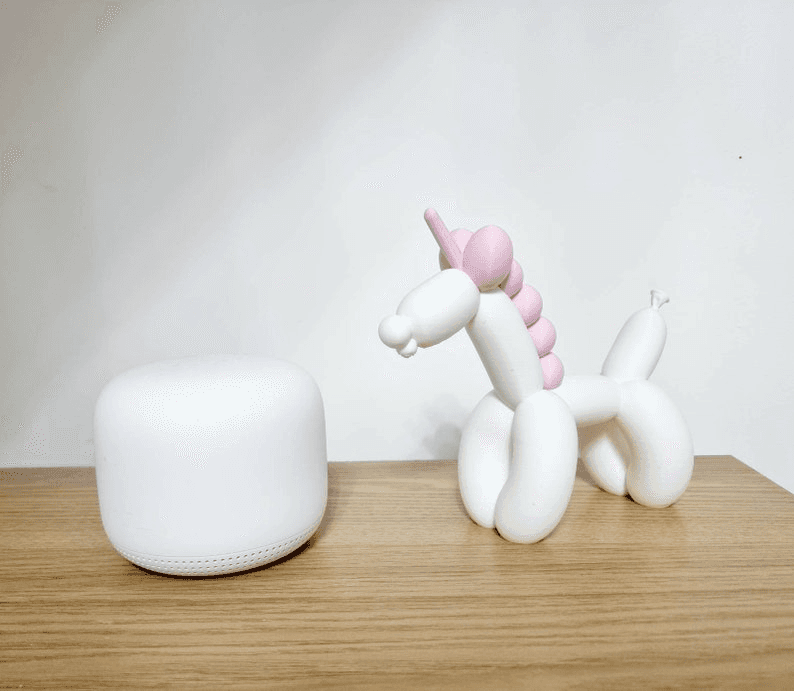Balloon Unicorn Novelty Figure – White & Pink Sculpture