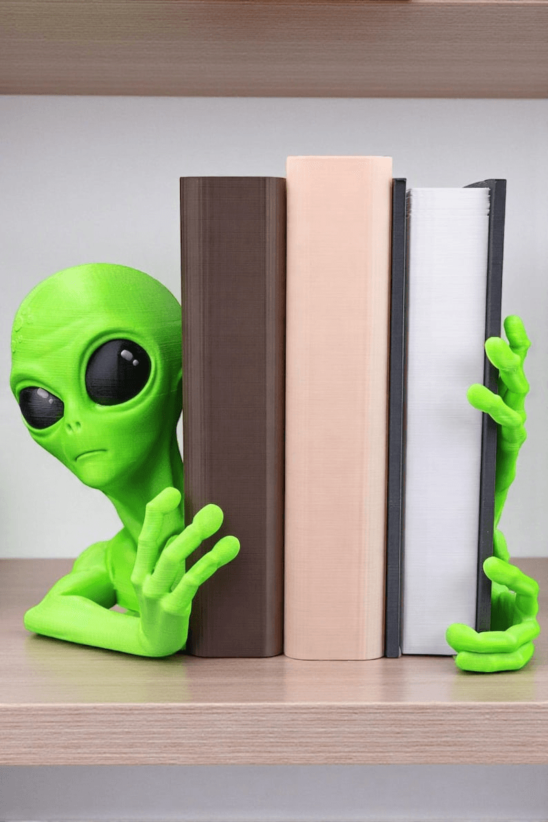 Alien Bookend – Sci-Fi Shelf Decor for Space Fans
