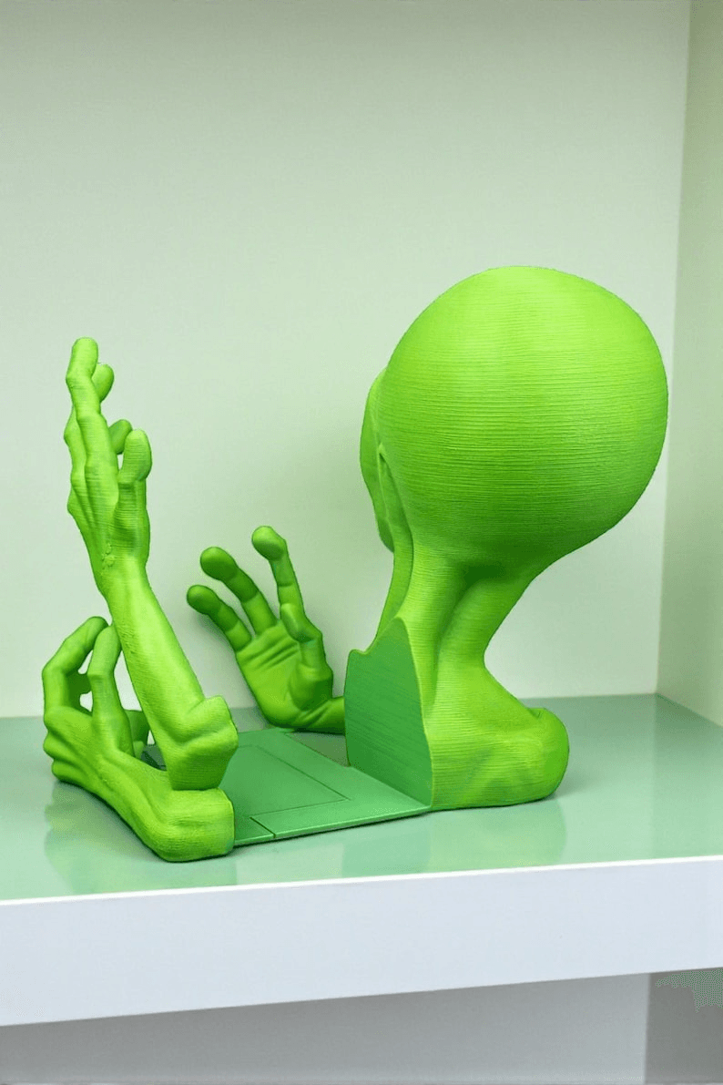 Alien Bookend – Sci-Fi Shelf Decor for Space Fans