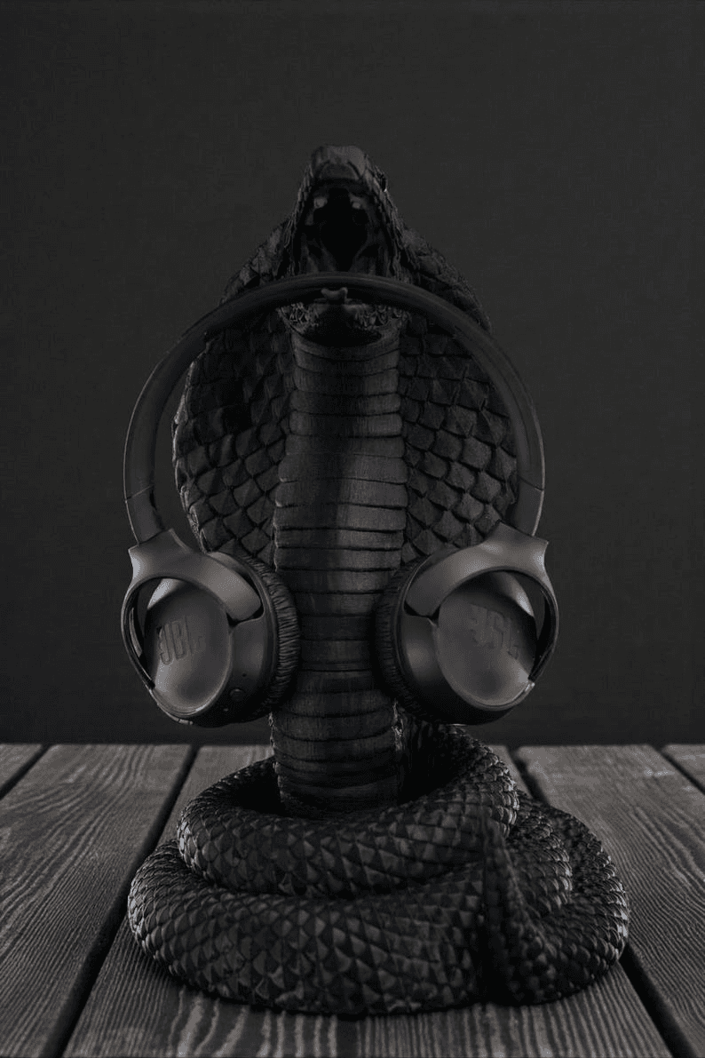 King Cobra Headphone Stand – Sculpted Snake Gaming Desk Decor