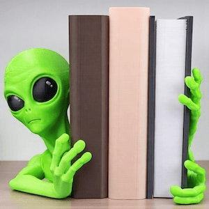 Alien Bookend – Sci-Fi Shelf Decor for Space Fans
