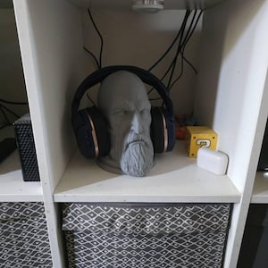 Kratos-Inspired Headphone Stand | God of War Fan Art